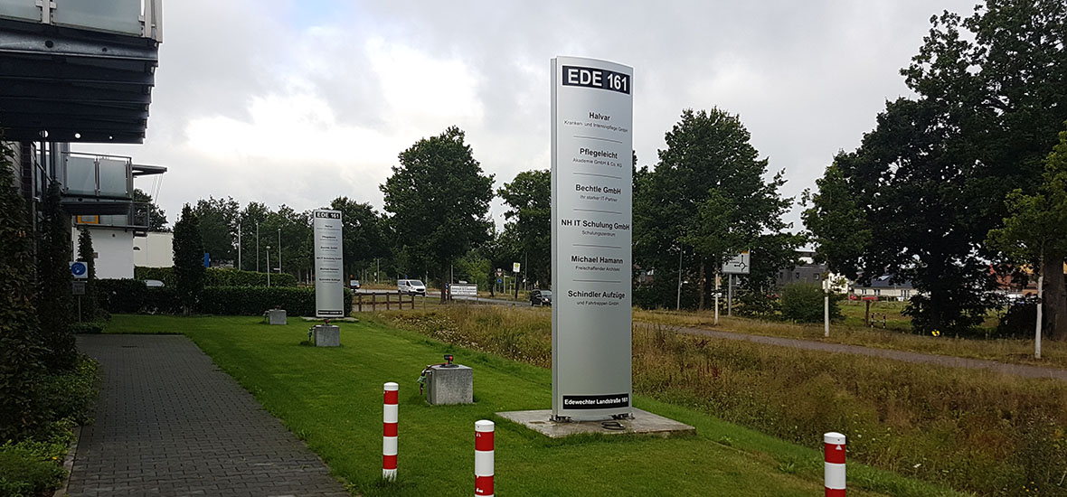 Schriftplots auf Pylonen an einem Bürogebäude an der Edewechter Landstraße in 26131 Oldenburg